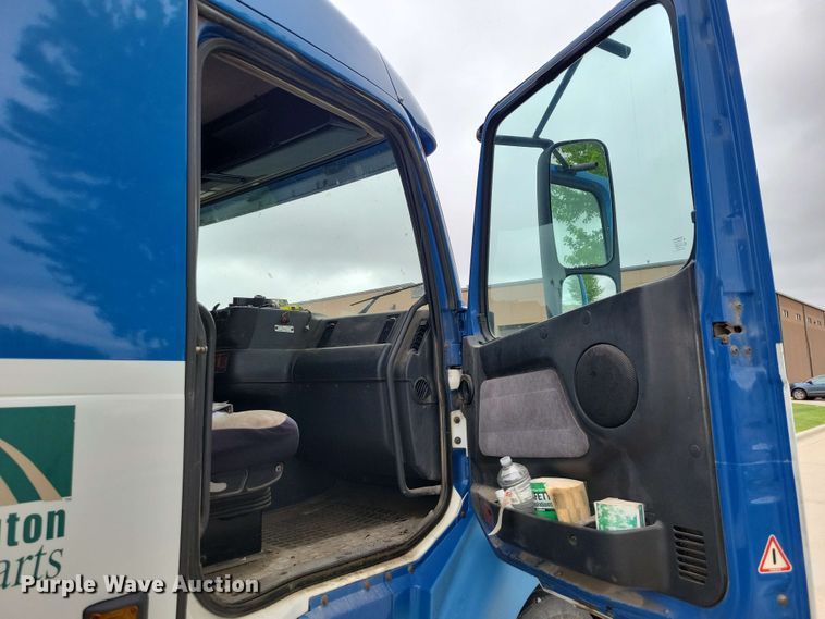 image for item DX6990 2002 Volvo VNL semi truck