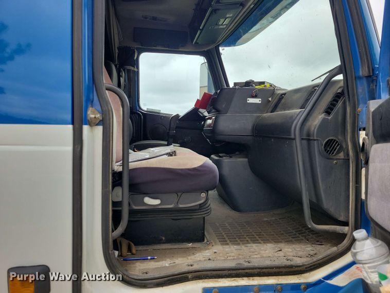 image for item DX6990 2002 Volvo VNL semi truck