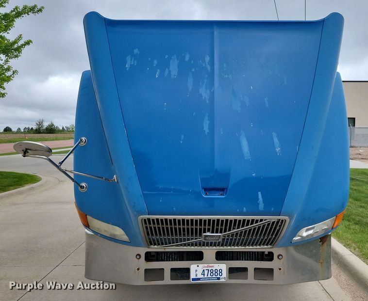 image for item DX6990 2002 Volvo VNL semi truck