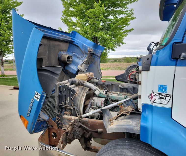 image for item DX6990 2002 Volvo VNL semi truck