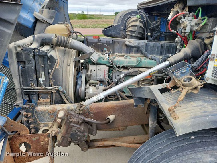 image for item DX6990 2002 Volvo VNL semi truck