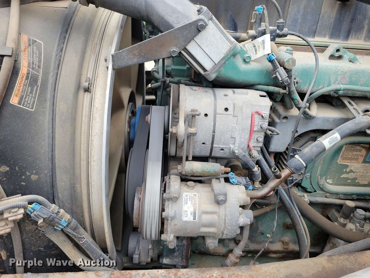 image for item DX6990 2002 Volvo VNL semi truck