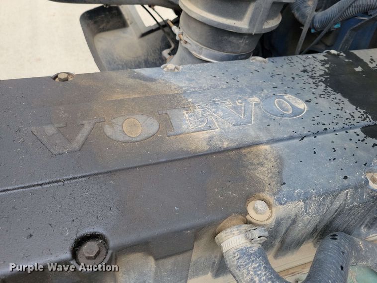 image for item DX6990 2002 Volvo VNL semi truck