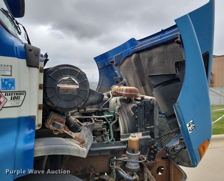 image for item DX6990 2002 Volvo VNL semi truck