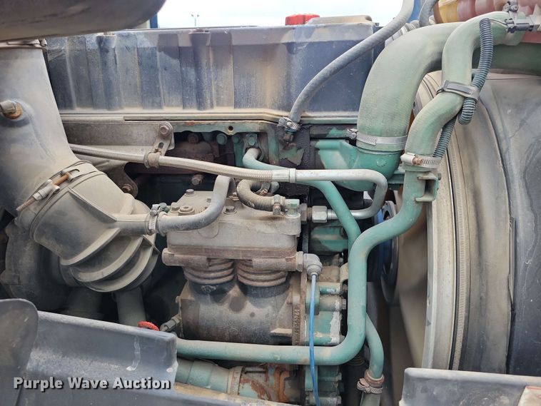 image for item DX6990 2002 Volvo VNL semi truck