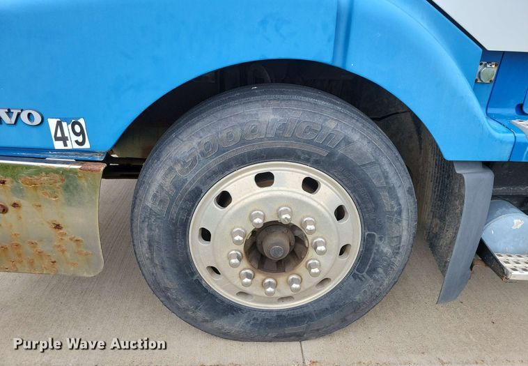 image for item DX6990 2002 Volvo VNL semi truck