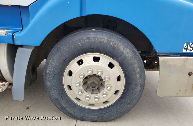 image for item DX6990 2002 Volvo VNL semi truck