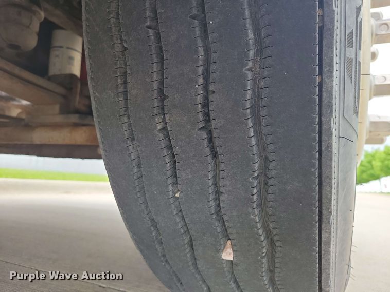 image for item DX6990 2002 Volvo VNL semi truck