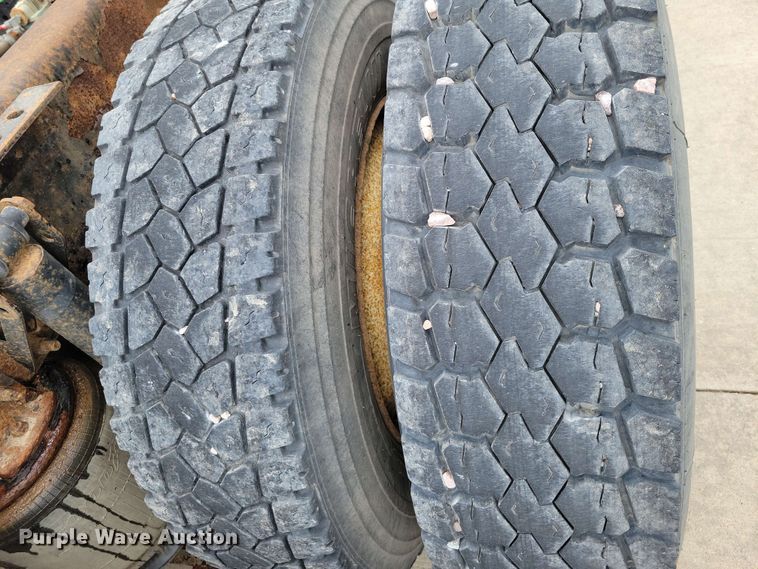 image for item DX6990 2002 Volvo VNL semi truck