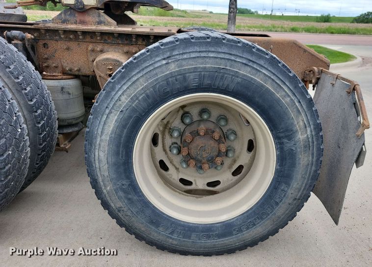 image for item DX6990 2002 Volvo VNL semi truck