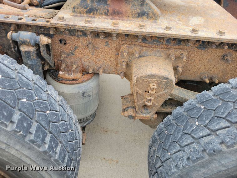 image for item DX6990 2002 Volvo VNL semi truck