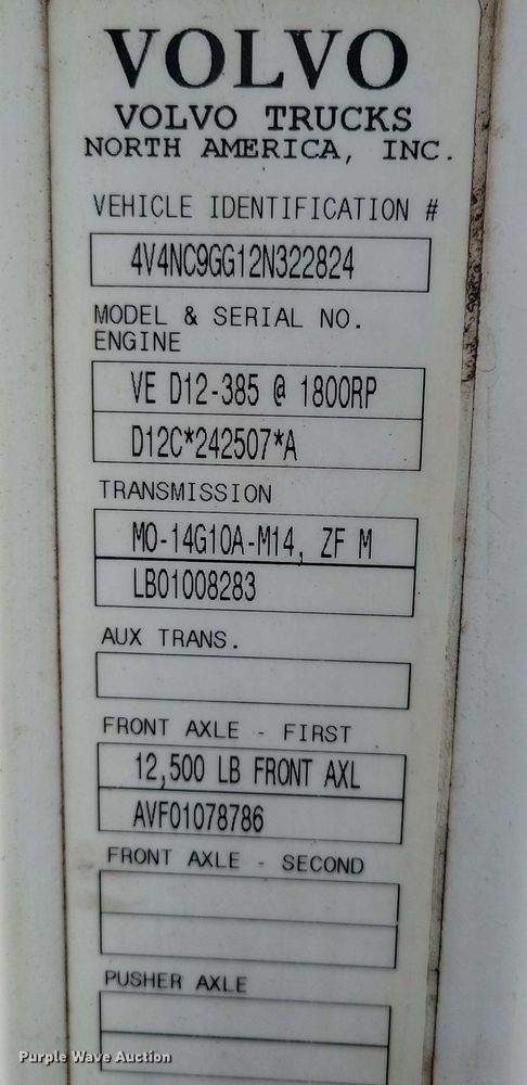 image for item DX6990 2002 Volvo VNL semi truck