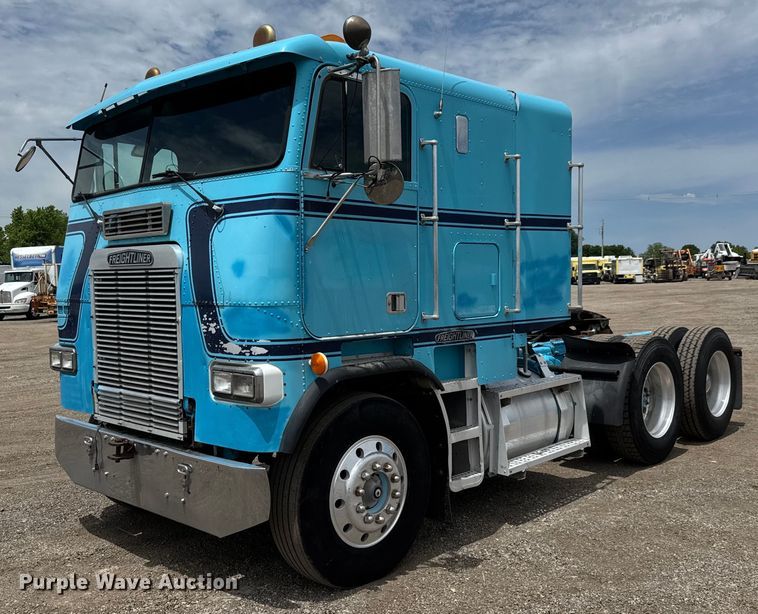 image for item DY0016 1991 Freightliner FLA086 semi truck