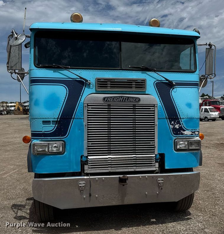 image for item DY0016 1991 Freightliner FLA086 semi truck
