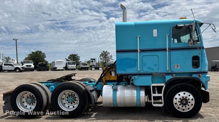 image for item DY0016 1991 Freightliner FLA086 semi truck