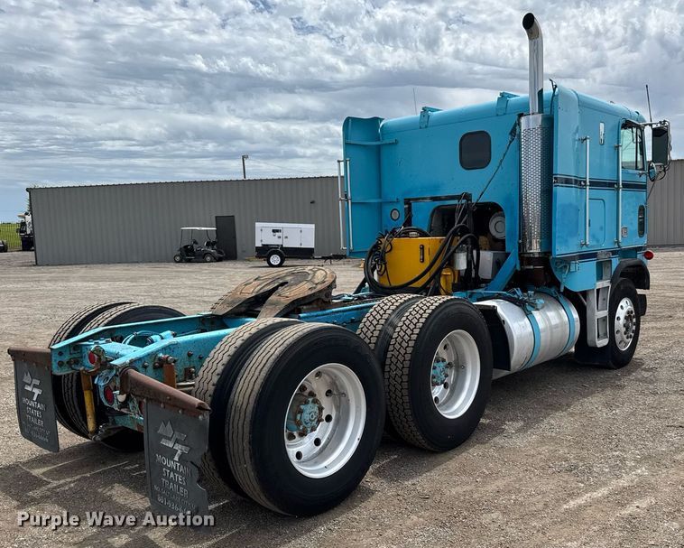 image for item DY0016 1991 Freightliner FLA086 semi truck