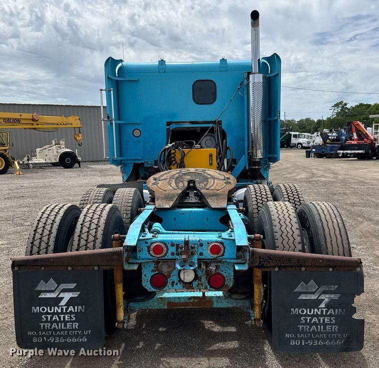 image for item DY0016 1991 Freightliner FLA086 semi truck