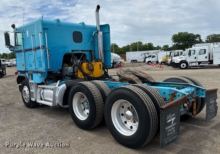 image for item DY0016 1991 Freightliner FLA086 semi truck