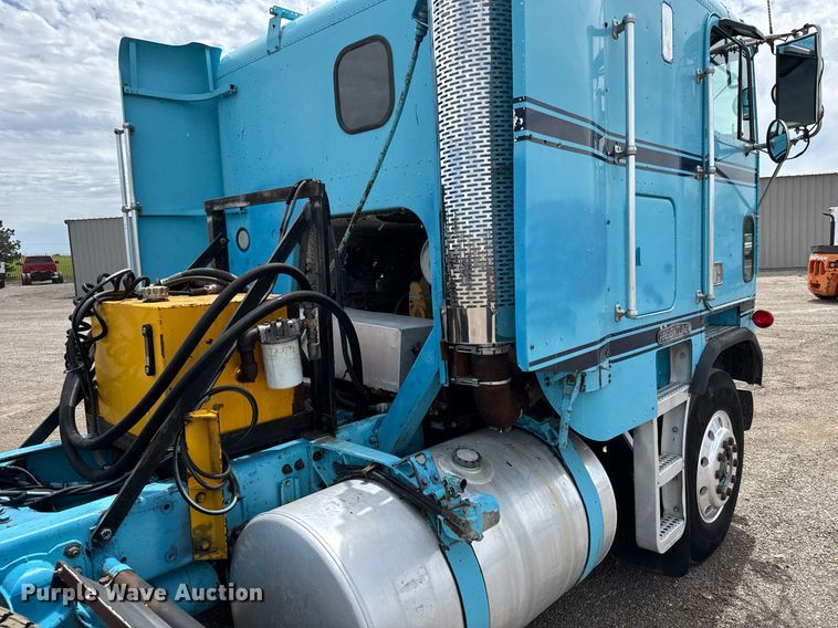 image for item DY0016 1991 Freightliner FLA086 semi truck