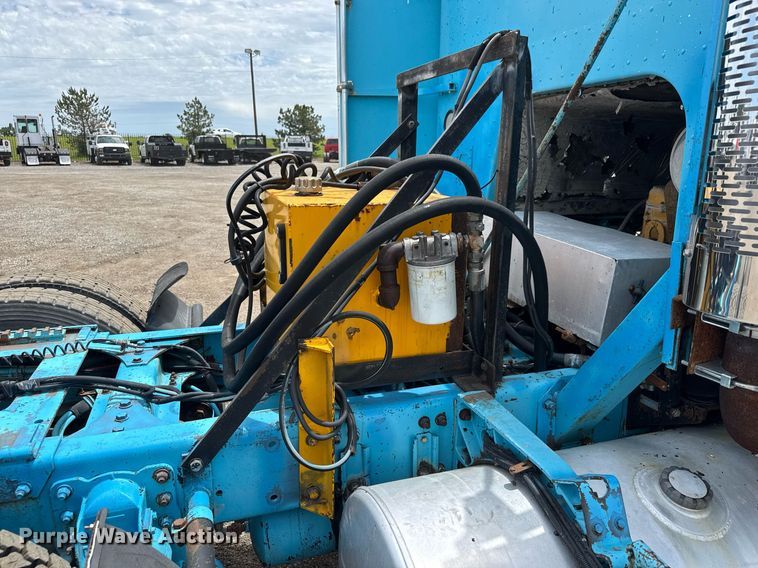 image for item DY0016 1991 Freightliner FLA086 semi truck