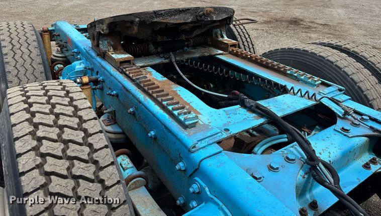 image for item DY0016 1991 Freightliner FLA086 semi truck