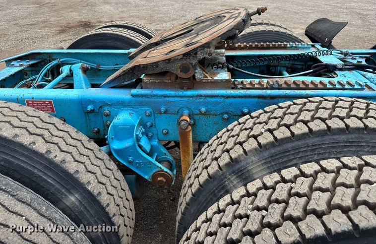 image for item DY0016 1991 Freightliner FLA086 semi truck