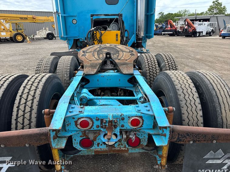 image for item DY0016 1991 Freightliner FLA086 semi truck