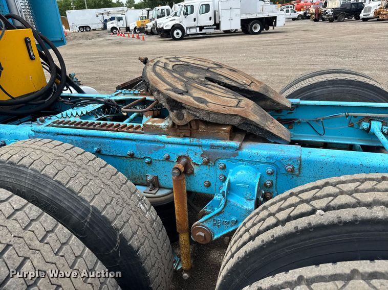 image for item DY0016 1991 Freightliner FLA086 semi truck