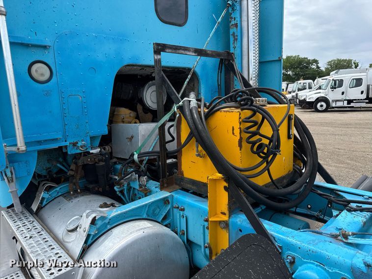 image for item DY0016 1991 Freightliner FLA086 semi truck