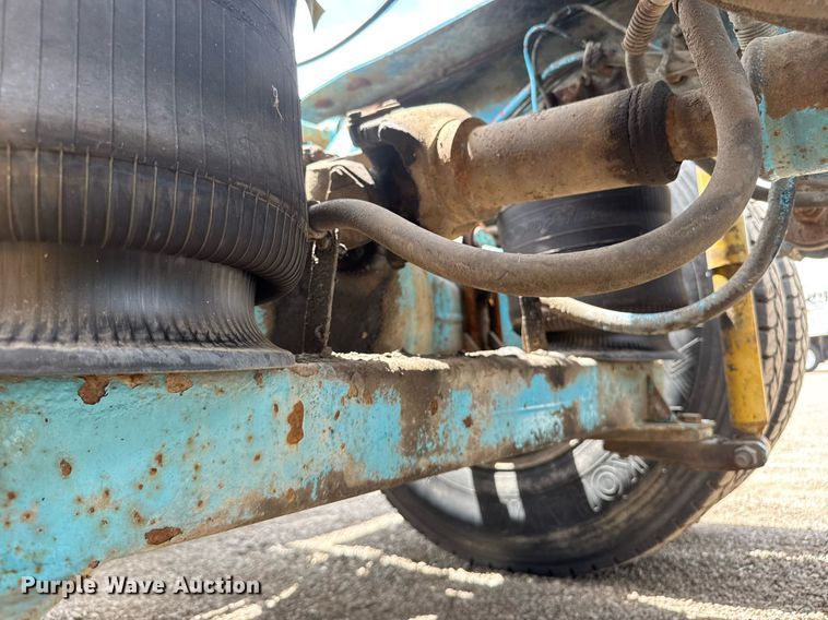 image for item DY0016 1991 Freightliner FLA086 semi truck