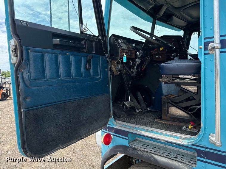 image for item DY0016 1991 Freightliner FLA086 semi truck