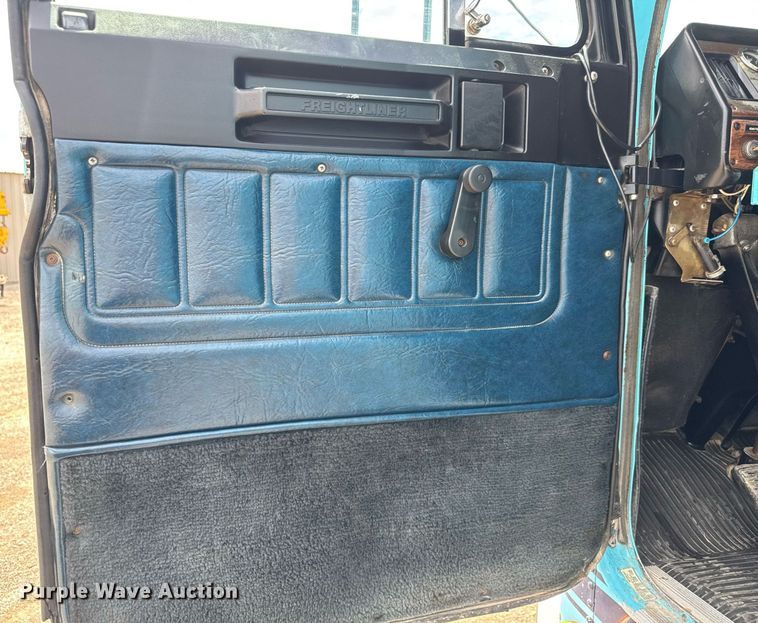 image for item DY0016 1991 Freightliner FLA086 semi truck