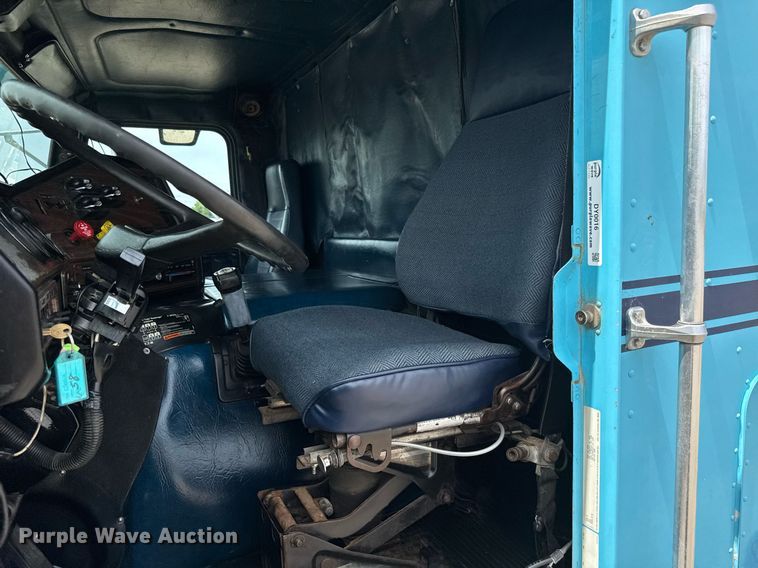 image for item DY0016 1991 Freightliner FLA086 semi truck