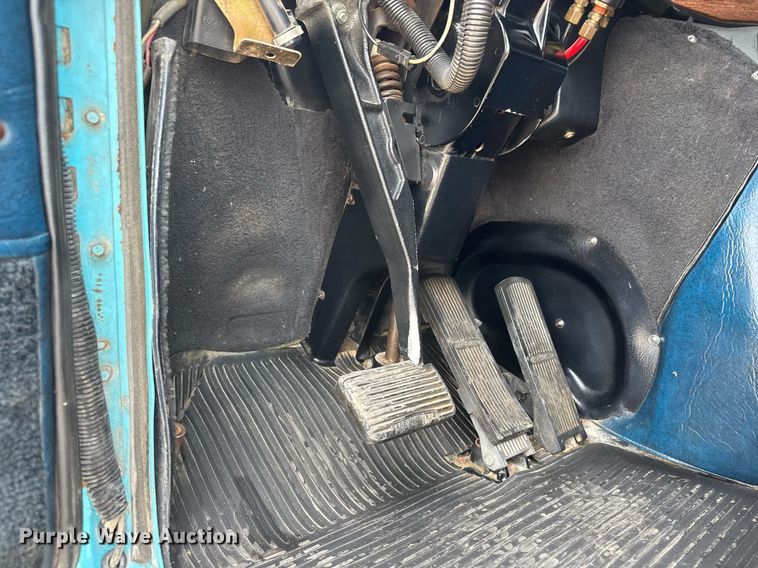 image for item DY0016 1991 Freightliner FLA086 semi truck