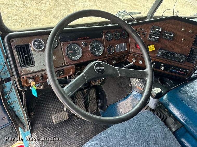 image for item DY0016 1991 Freightliner FLA086 semi truck
