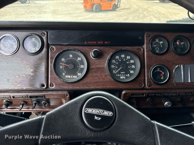 image for item DY0016 1991 Freightliner FLA086 semi truck