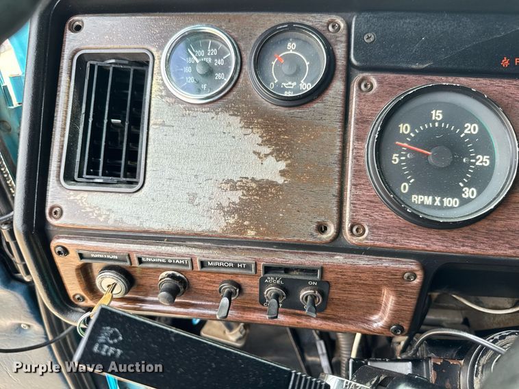 image for item DY0016 1991 Freightliner FLA086 semi truck