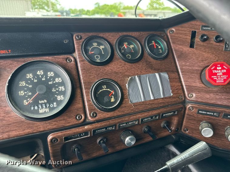 image for item DY0016 1991 Freightliner FLA086 semi truck