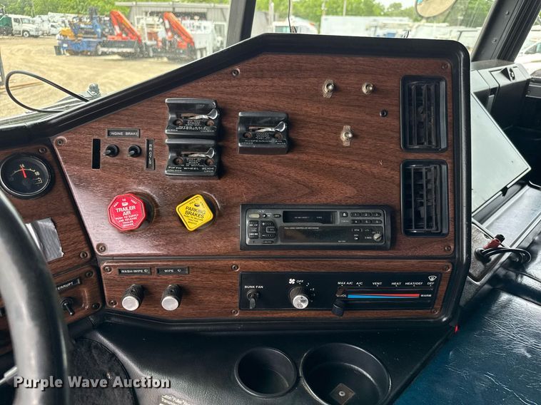 image for item DY0016 1991 Freightliner FLA086 semi truck