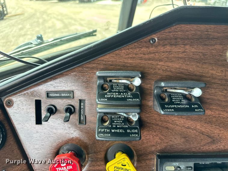 image for item DY0016 1991 Freightliner FLA086 semi truck