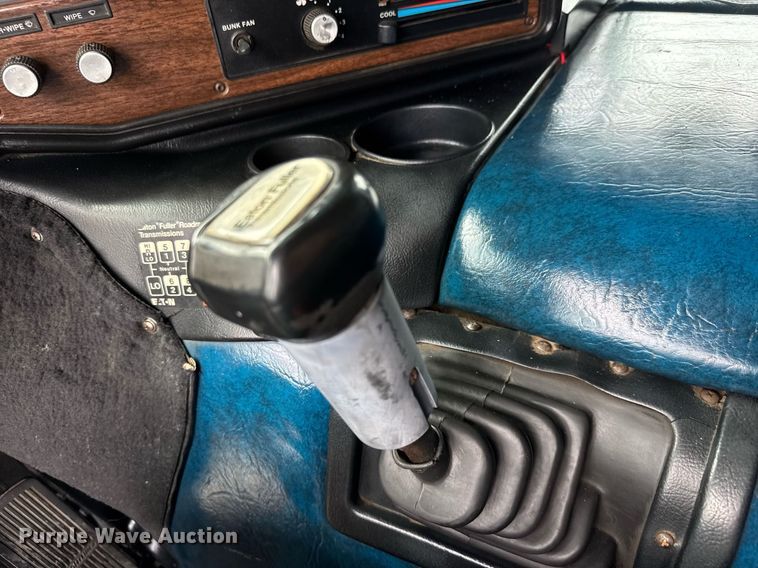 image for item DY0016 1991 Freightliner FLA086 semi truck