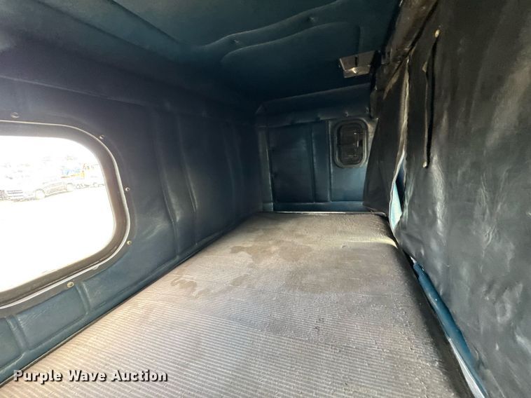 image for item DY0016 1991 Freightliner FLA086 semi truck