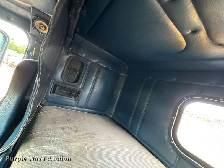 image for item DY0016 1991 Freightliner FLA086 semi truck