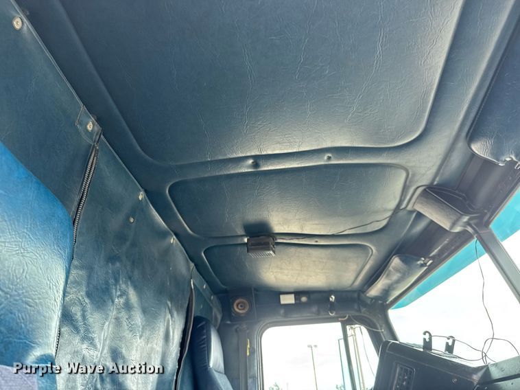 image for item DY0016 1991 Freightliner FLA086 semi truck