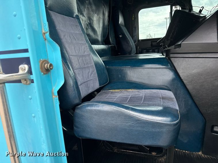 image for item DY0016 1991 Freightliner FLA086 semi truck