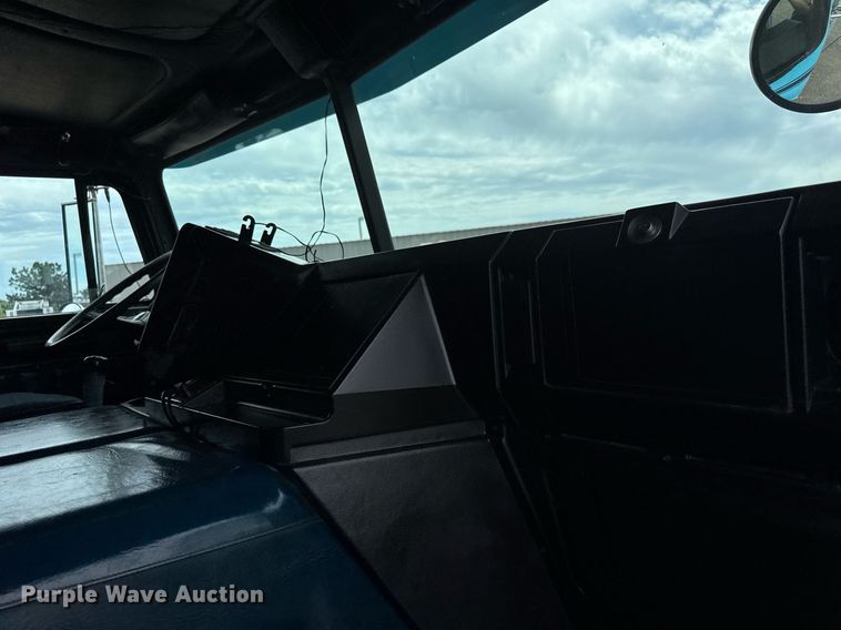 image for item DY0016 1991 Freightliner FLA086 semi truck