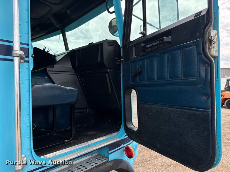 image for item DY0016 1991 Freightliner FLA086 semi truck