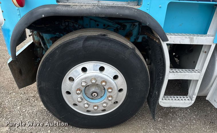 image for item DY0016 1991 Freightliner FLA086 semi truck