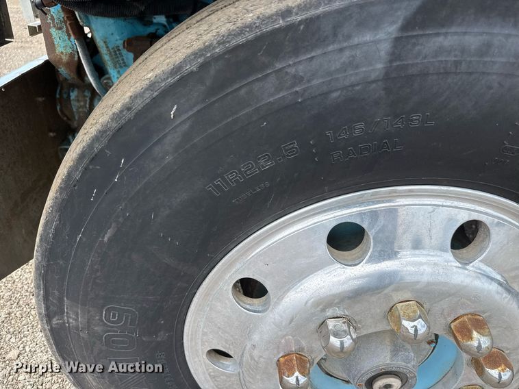 image for item DY0016 1991 Freightliner FLA086 semi truck