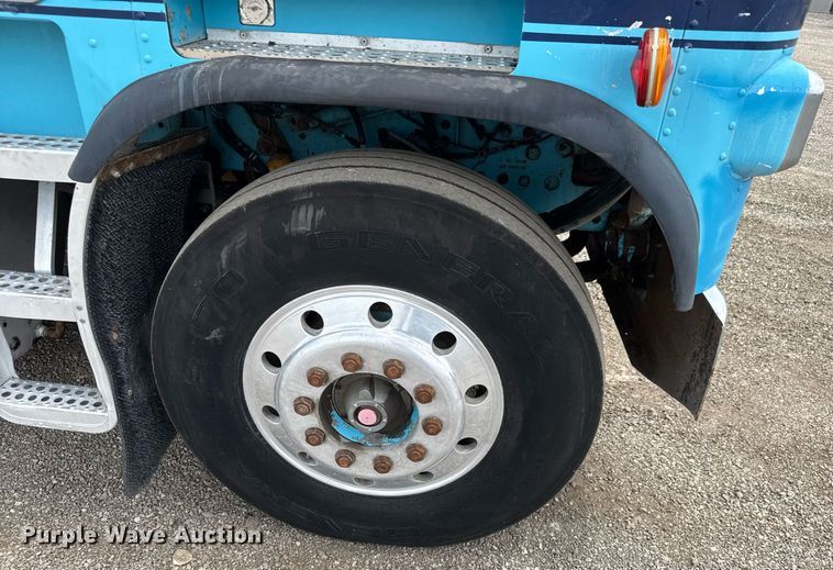 image for item DY0016 1991 Freightliner FLA086 semi truck